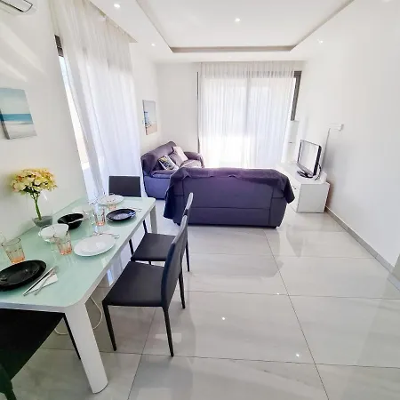 Sea La Vie Seaview Апартаменты *
